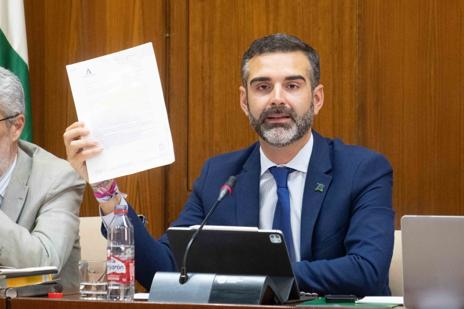 Fernández Pacheco, consejero de Sostenibilidad, Medio Ambiente y Economía azul de la Junta de Andalucía, con la carta enviada al Gobierno Central