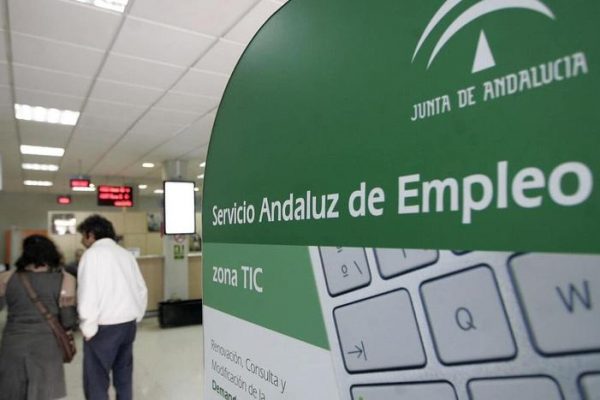 Andalucía lidera el descenso del paro en abril con 20.551 desempleados menos y alcanza sus mejores registros de los últimos 15 años