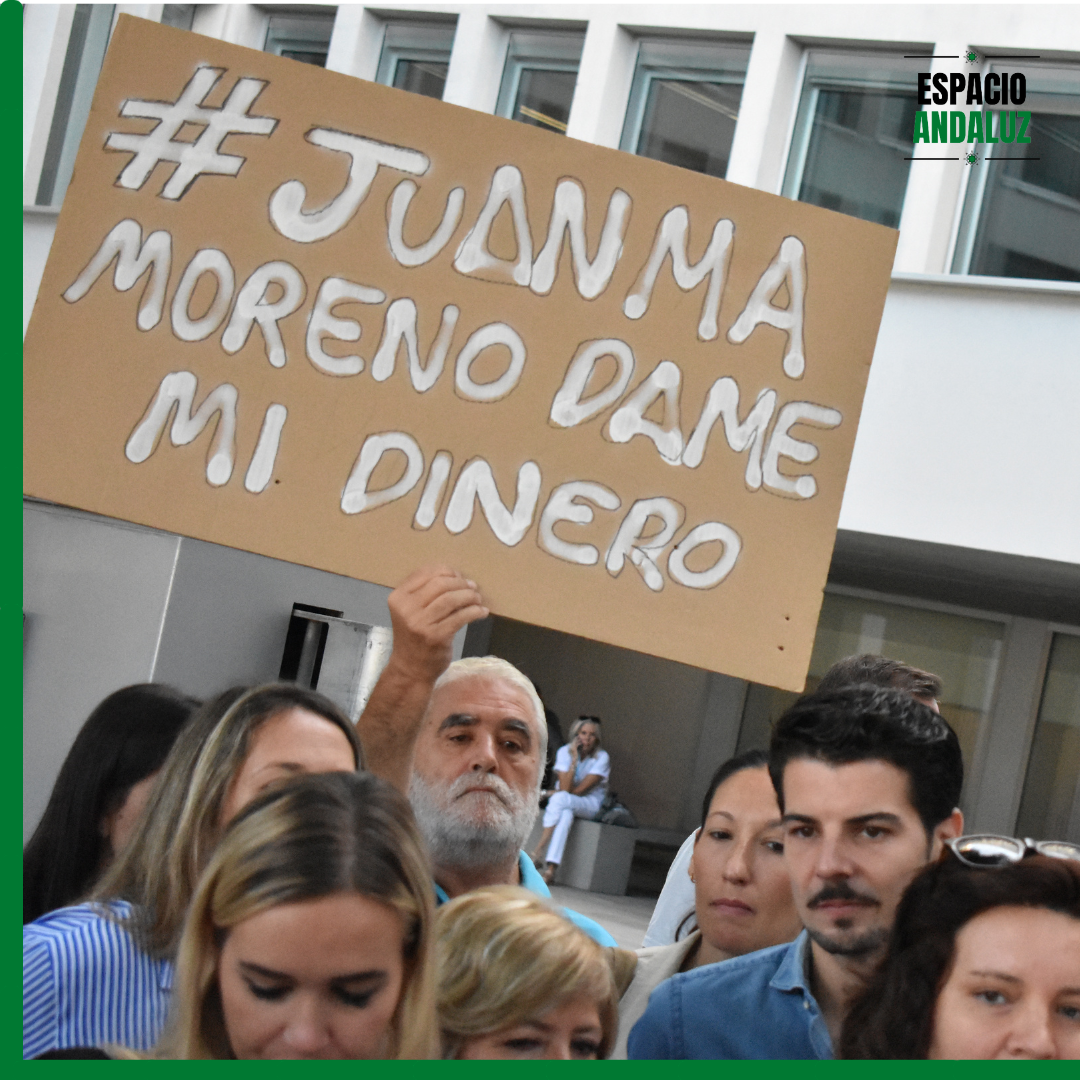 Pancarta con el lema "Juanma Moreno, dame mi dinero", contra el  retraso de la Junta de Andalucía en el abono del Bono Alquiler Joven