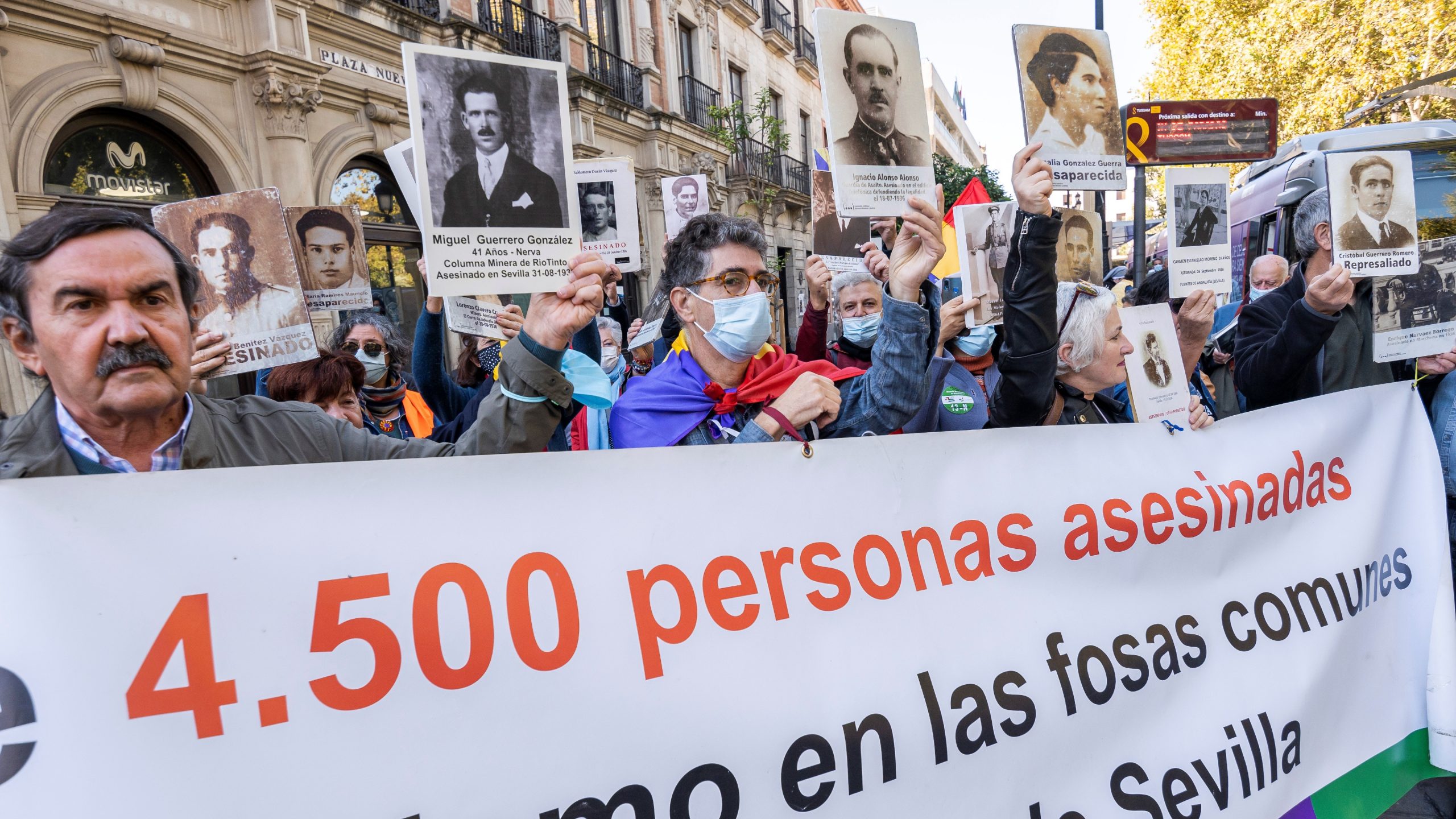 Personas exigen la exhumación de las 4.500 personas localizadas en las fosas comunes de Sevilla.