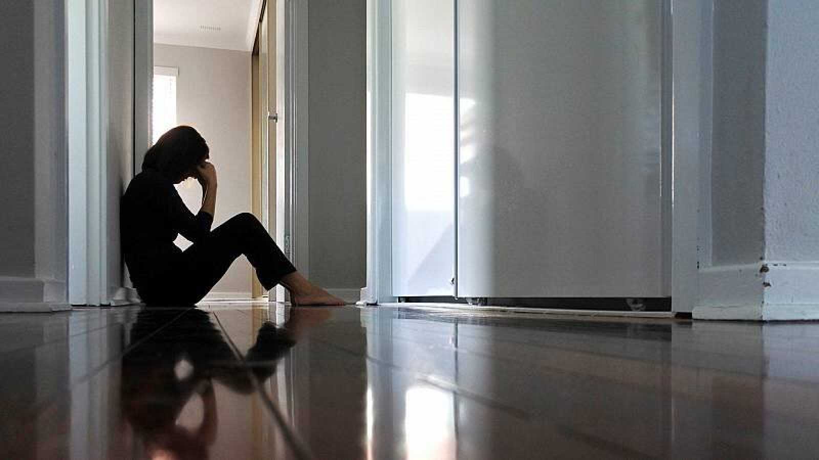 persona sentada durante un estado ansioso-depresivo en casa