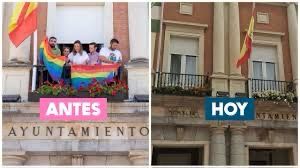 El 'antes' y el 'hoy' de la fachada del Ayuntamiento de Huelva.