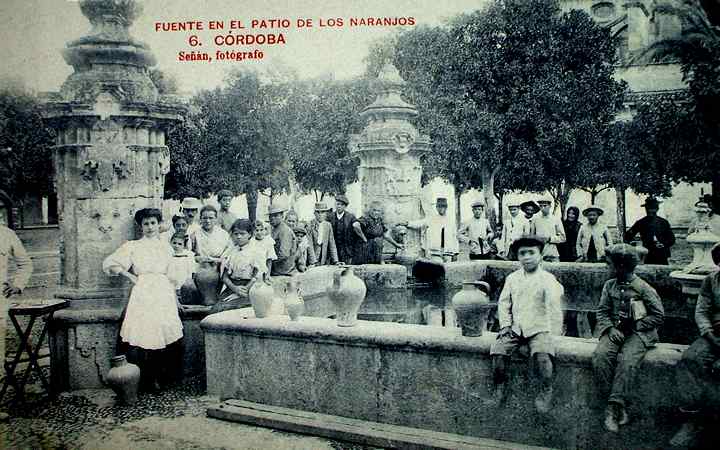 Cordobeses en la fuente del Patio de los Naranjos de Córdoba. Foto: El Almirante. La tienda del coleccionista.