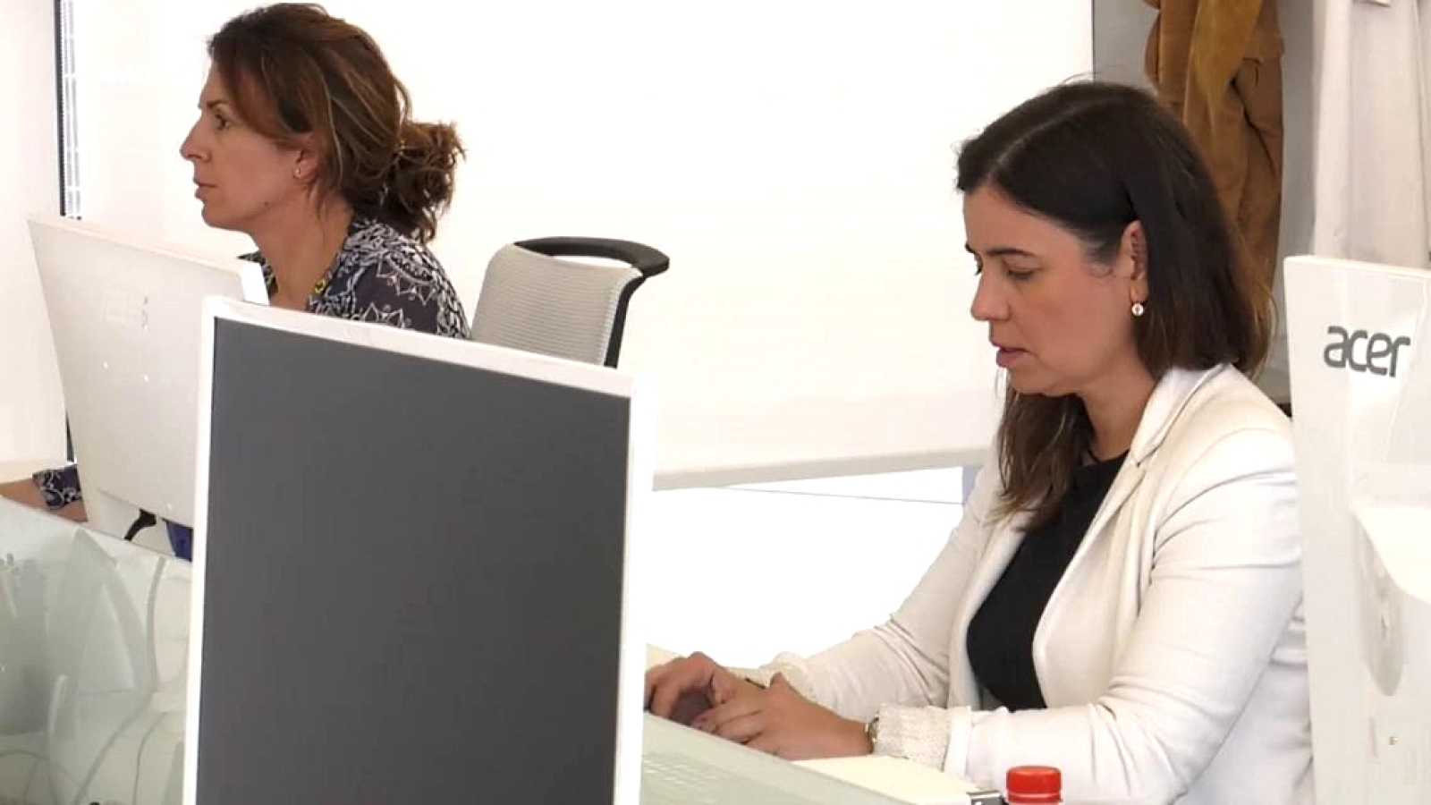 Dos mujeres trabajando en una oficina