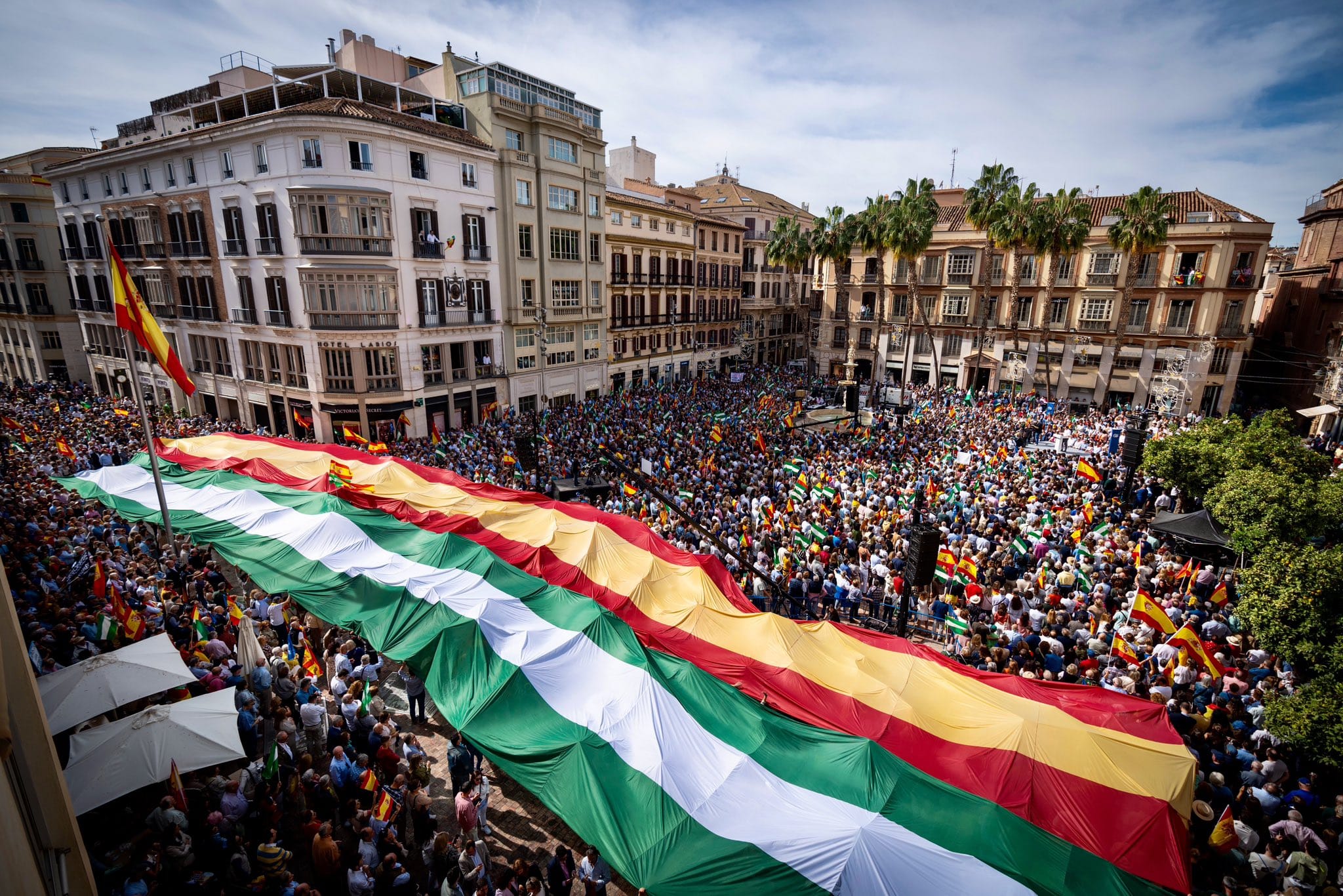 La banderas de Andalucía y España el pasado domingo en el acto contra la amnistía del PP en Málaga.
