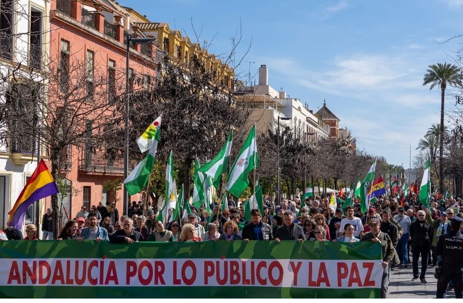 Manifestación en Sevilla bajo el lema "Andalucía por lo público y la paz"