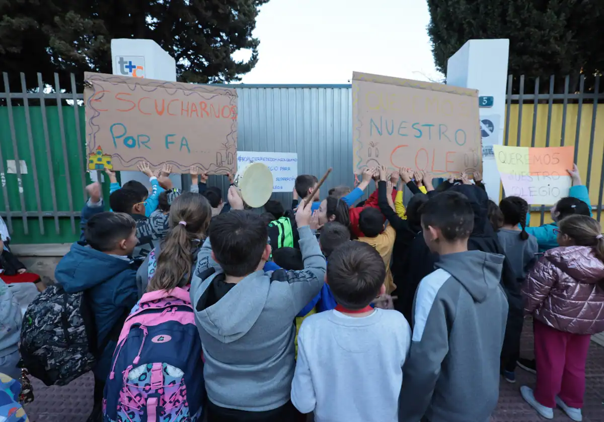 Alumnxs del CEIP Domingo Lozano (Málaga) se manifiestan contra la decisión de la Junta de cerrar este colegio malagueño. Foto: Diario Sur.