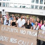 Jóvenes andaluces y andaluzas se manifiestan contra la gestión del Bono Alquiler Joven por parte de la Junta de Andalucía.