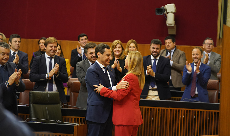 Juanma Moreno y Carolina España tras aprobar el presupuesto de la Junta para 2024.