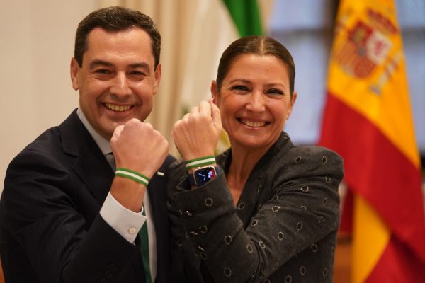 Juanma Moreno con una pulsera con los colores de la bandera andaluza