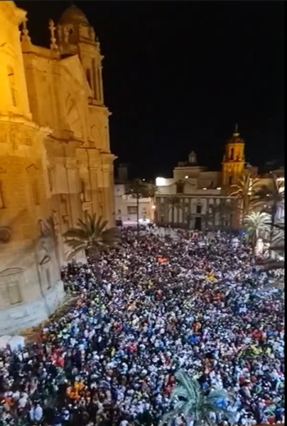 El botellódromo improvisado en la Plaza de la Catedral de Cádiz en este segundo sábado de carnavales