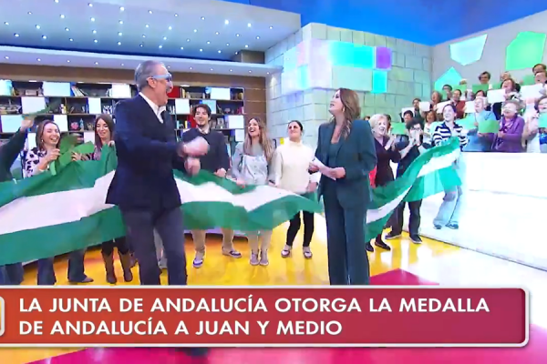 Juan y Medio celebra ser galardonado con la Medalla de Andalucía.