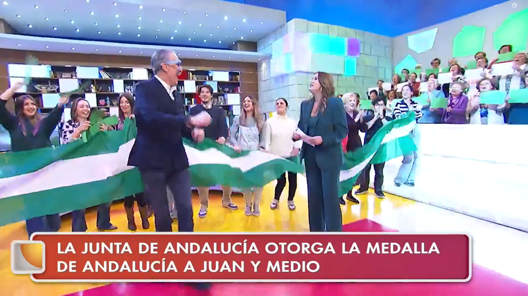 Juan y Medio celebra ser galardonado con la Medalla de Andalucía.