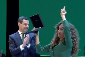 Juanma Moreno le entrega el premio de Hija Predilecta de Andalucía a Rosario Flores, la hija de Lola Flores y quien lo recoge en su nombre