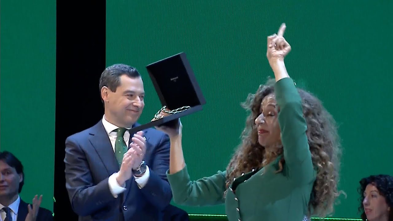 Juanma Moreno le entrega el premio de Hija Predilecta de Andalucía a Rosario Flores, la hija de Lola Flores y quien lo recoge en su nombre