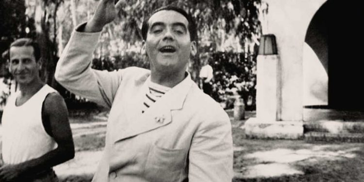 Federico García Lorca sonriendo en Montevideo (Uruguay).