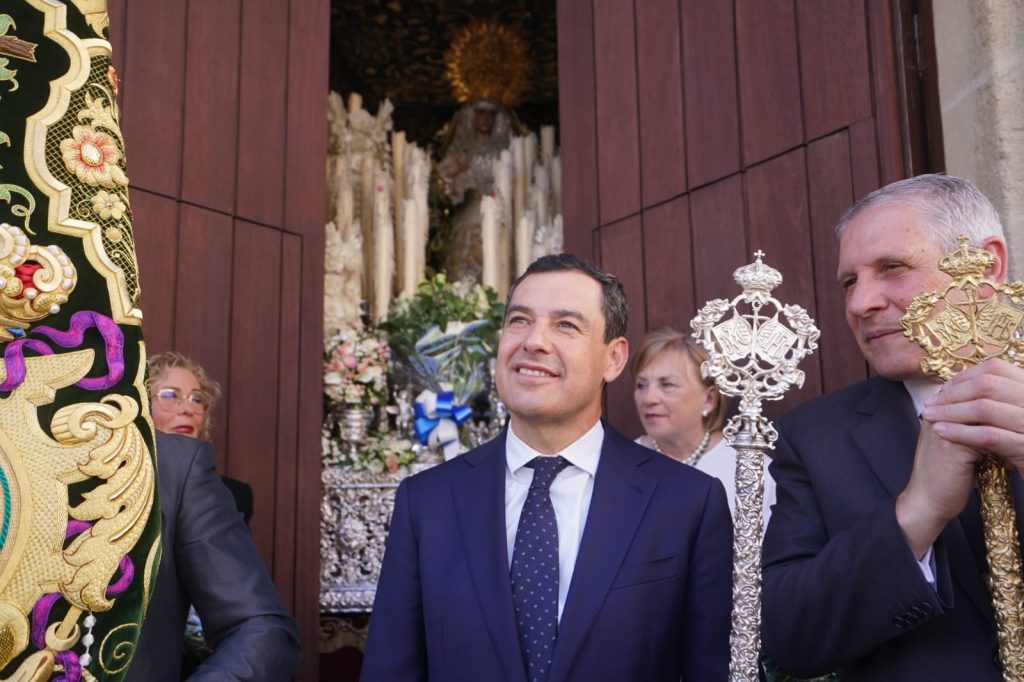 Juanma Moreno durante la salida de una hermandad de Semana Santa