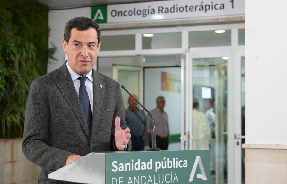 Juanma Moreno en un hospital público de Andalucía