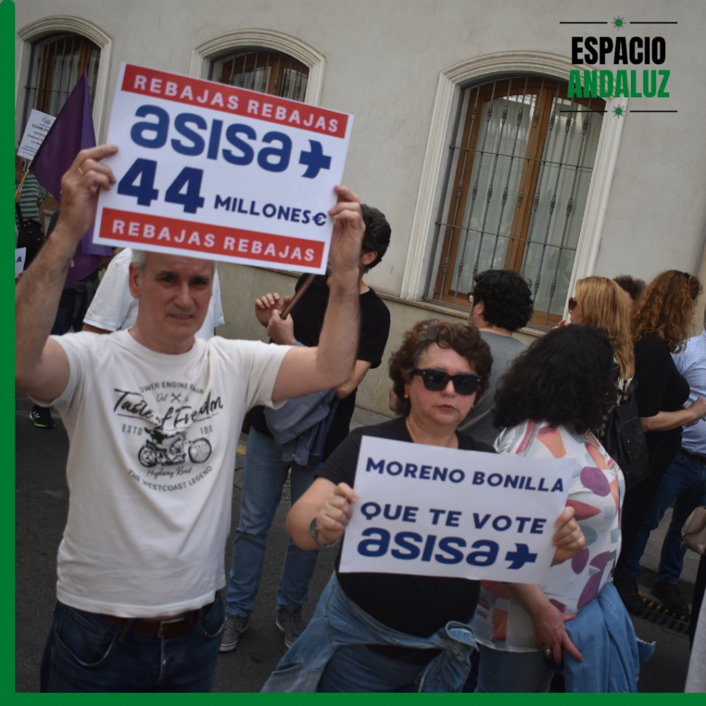 "Moreno Bonilla, que te vote Asisa".
Manifestación en defensa de la sanidad pública celebrada en Sevilla (07-04-2024). 