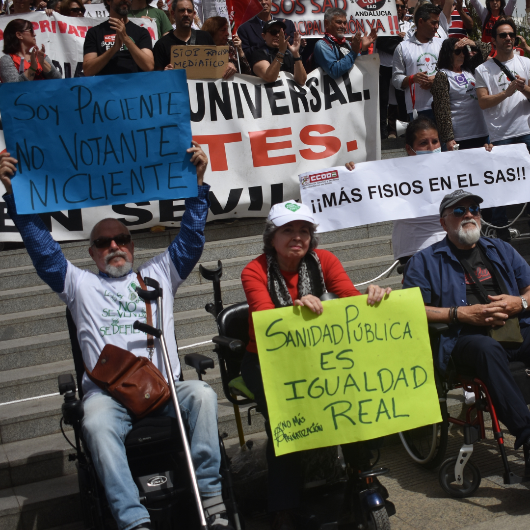 "Sanidad pública es igualdad real", "soy paciente, no votantes ni cliente", "más fisios en el SAS". 
Manifestación en defensa de la sanidad pública celebrada en Sevilla (07-04-2024). 