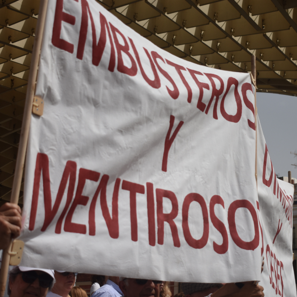 "Embusteros y mentirosos".
Manifestación en defensa de la sanidad pública celebrada en Sevilla (07-04-2024). 