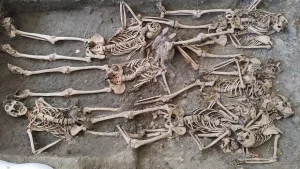 Con disparos en la cabeza y atados de manos: exhuman en el Barranco de Víznar (Granada), donde fue fusilado García Lorca, los restos de diez víctimas ejecutadas