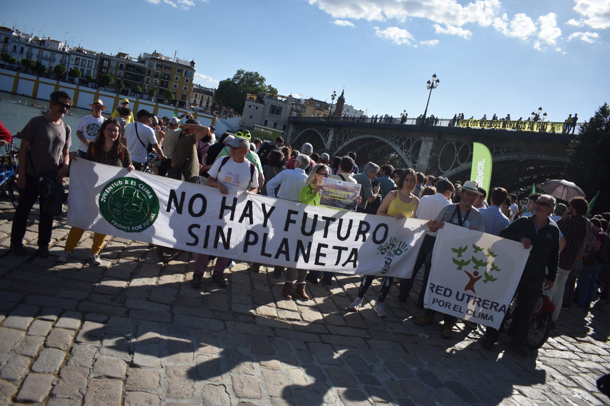 "No hay futuro sin planeta". Pancarta contra el vertido de residuos mineros de Aznalcóllar en el río Guadalquivir