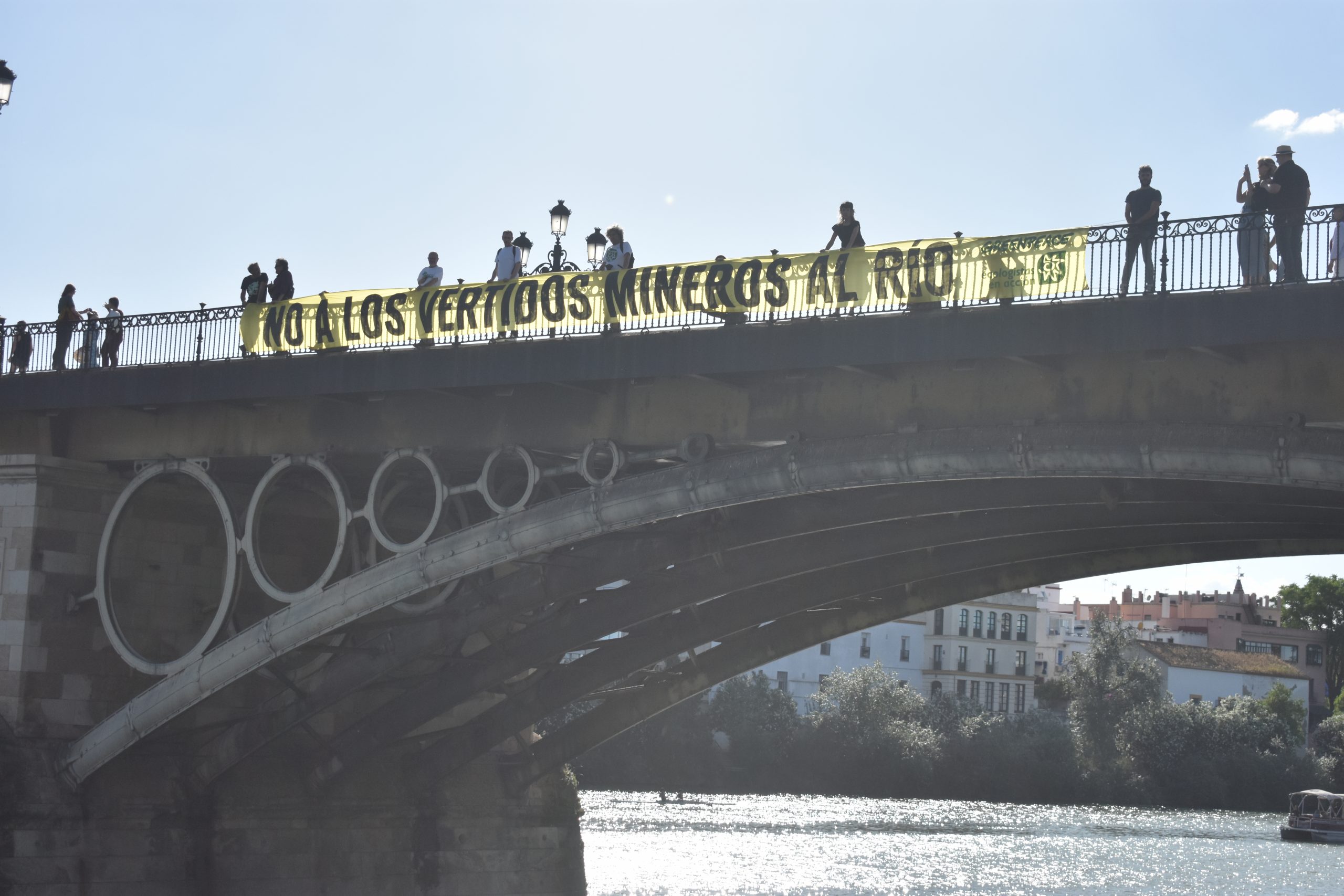 Pancarta en el Puente de Triana de Sevilla "No a los vertidos mineros al río"