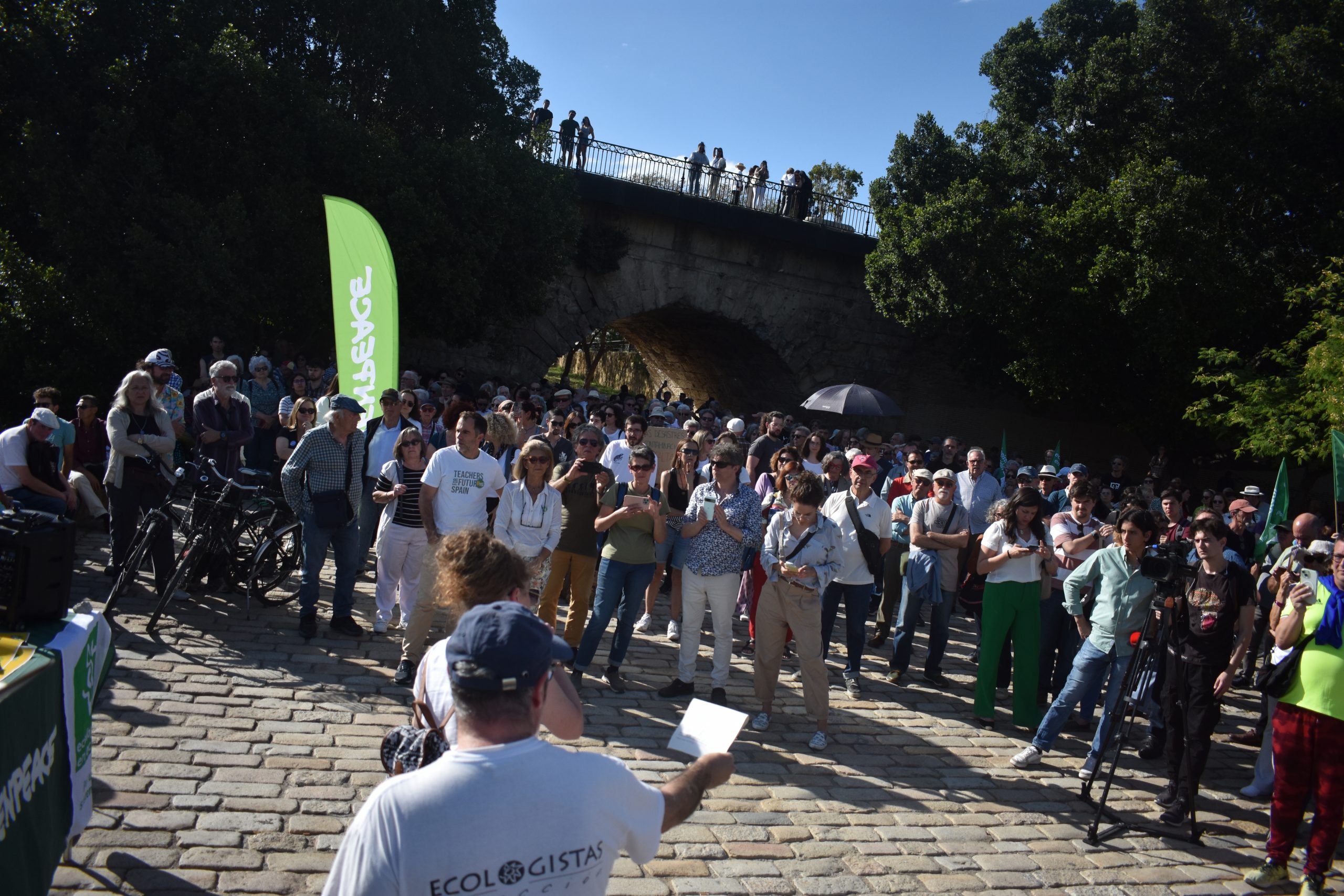 Ecologistas informado a los asistentes a la protesta en contra del vertido de los residuos mineros de Aznalcóllar en el río Guadalquivir