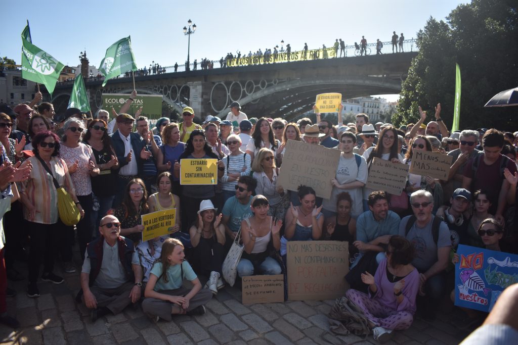 Asistentes a la protesta en contra del vertido de los residuos mineros de Aznalcóllar en el río Guadalquivir