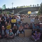 Asistentes a la protesta en contra del vertido de los residuos mineros de Aznalcóllar en el río Guadalquivir