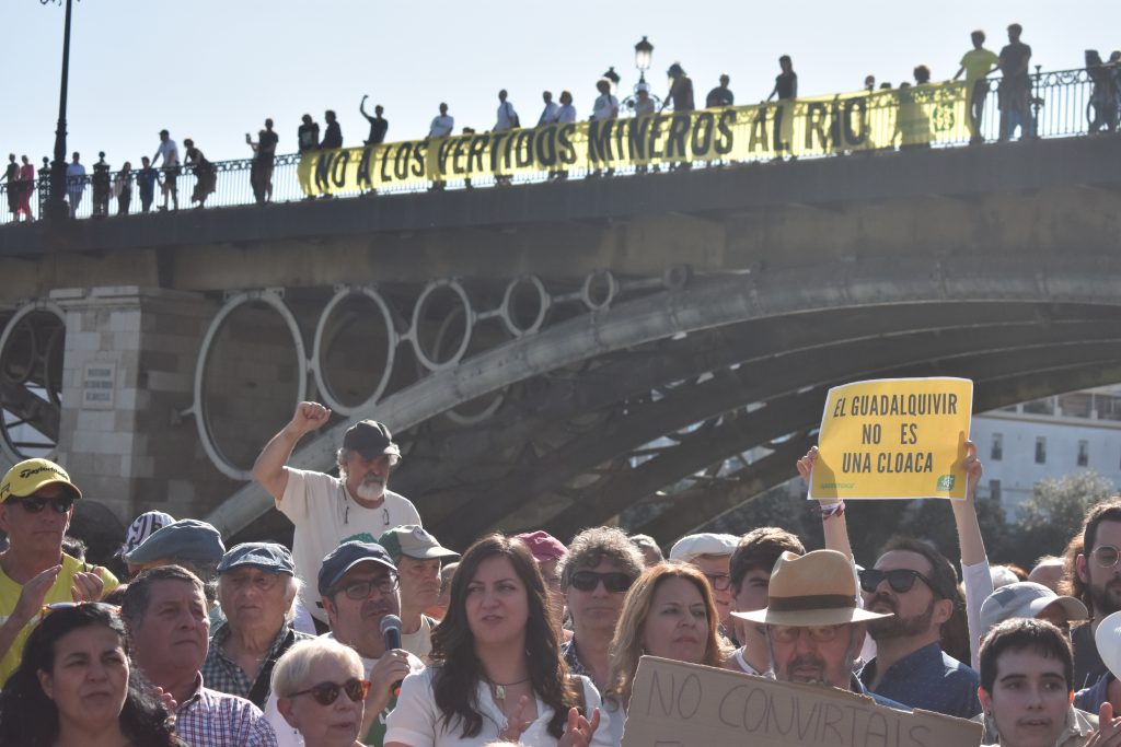 "No a los vertidos mineros al río": andaluces y ecologistas protestan contra la autorización de la Junta de verter miles de millones de litros de aguas tóxicas de Aznalcóllar en el Guadalquivir