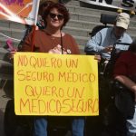 "No quiero un seguro médico. Quiero un médico seguro"."La sanidad pública no se vende, se defiende". Manifestación en defensa de la sanidad pública celebrada en Sevilla (07-04-2024).