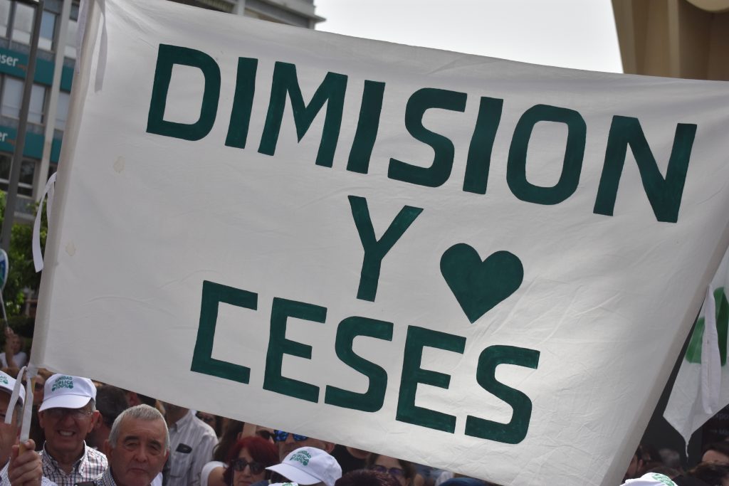 "Dimisiones y ceses". Manifestación en defensa de la sanidad pública celebrada en Sevilla. 7 de abril de 2024.