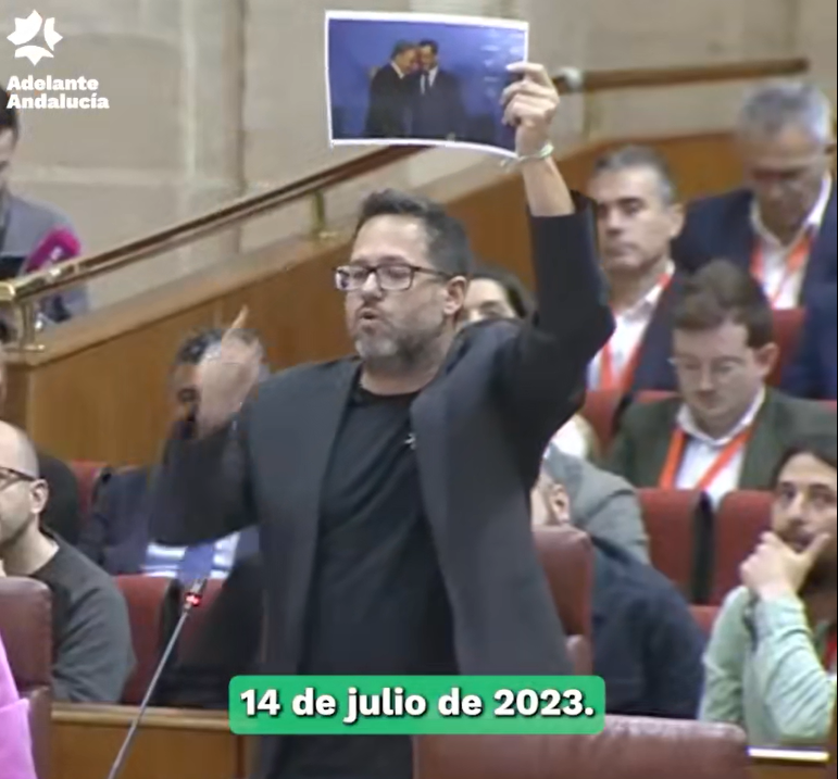 La cara de Juanma Moreno cuando el portavoz de Adelante Andalucía le recuerda los "mítines del PP pagados por Asisa" para el 23-J
