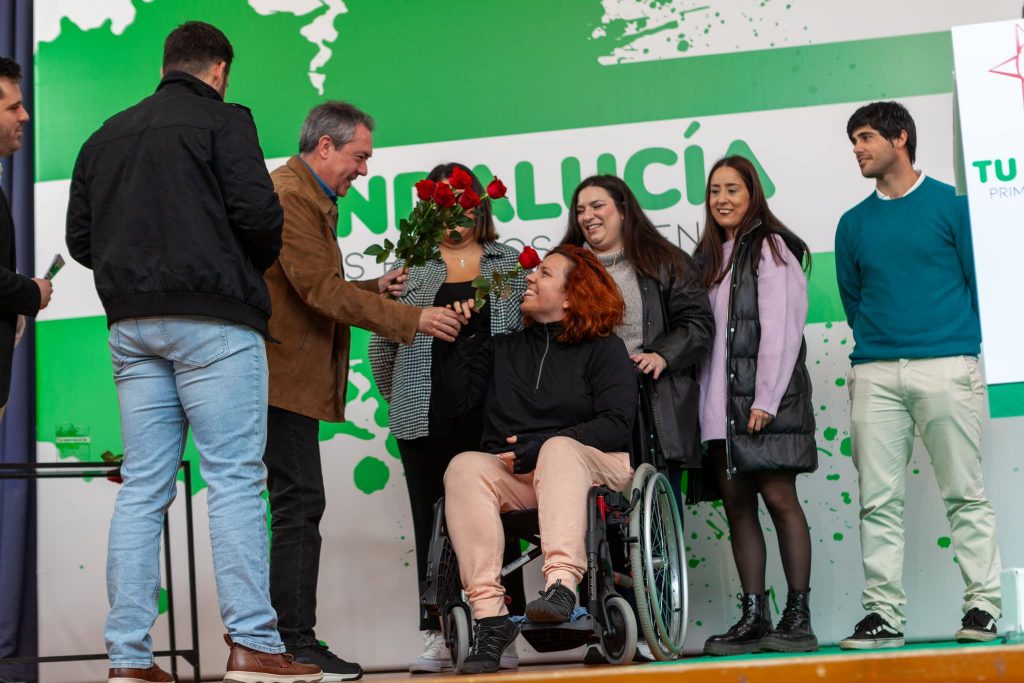 Juan Espadas le entrega el premio 'Tu Andalucía' a los jóvenes del Bono Alquiler Joven