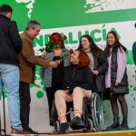 Juan Espadas le entrega el premio 'Tu Andalucía' a los jóvenes del Bono Alquiler Joven
