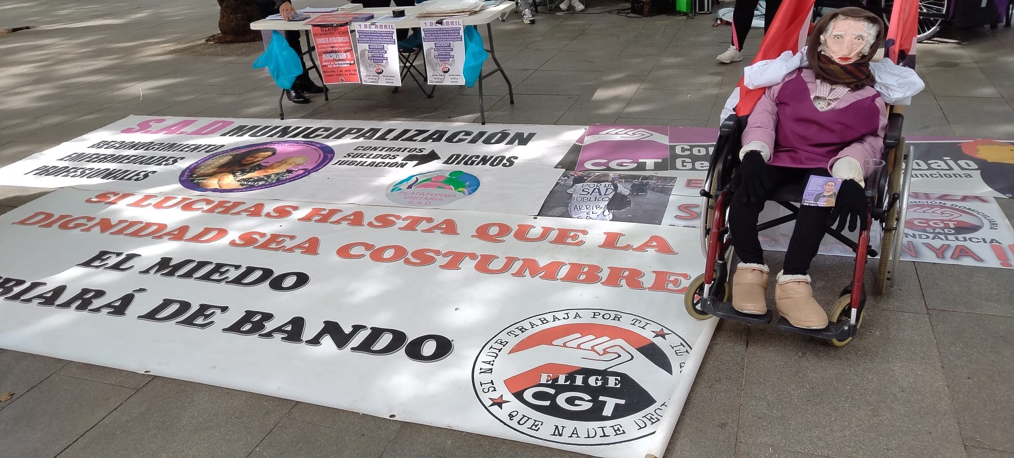 Las trabajadoras del Servicio de Atención a Domicilio en Sevilla (SAD) superan el mes de acampada permanente por la municipalización del servicio