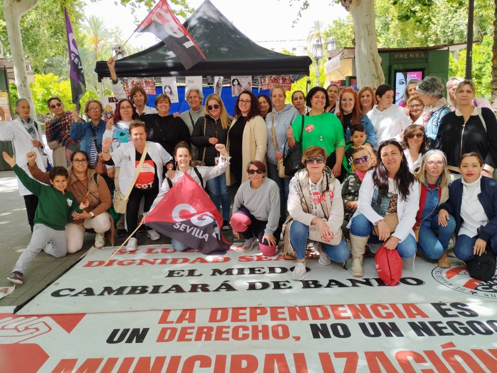 Las trabajadoras del Servicio de Atención a Domicilio en Sevilla (SAD) superan el mes de acampada permanente por la municipalización del servicio