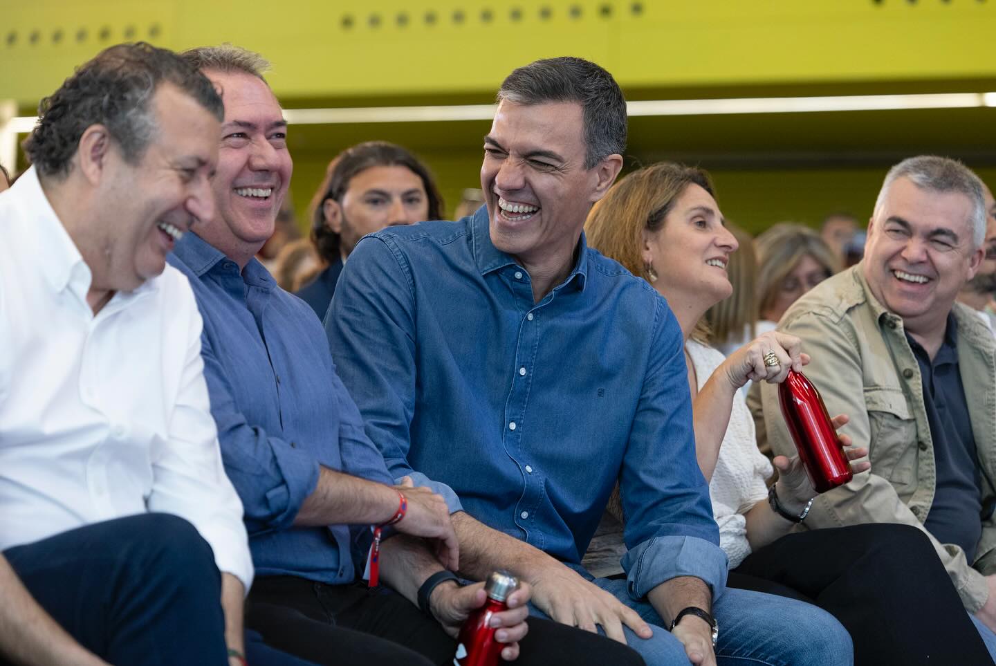 Juan Espadas junto al presidente del Gobierno de España y del PSOE nacional, Pedro Sánchez, y al presidente de la Diputación de Sevilla, Javier Fernández de los Ríos (PSOE). Todos sonriendo.