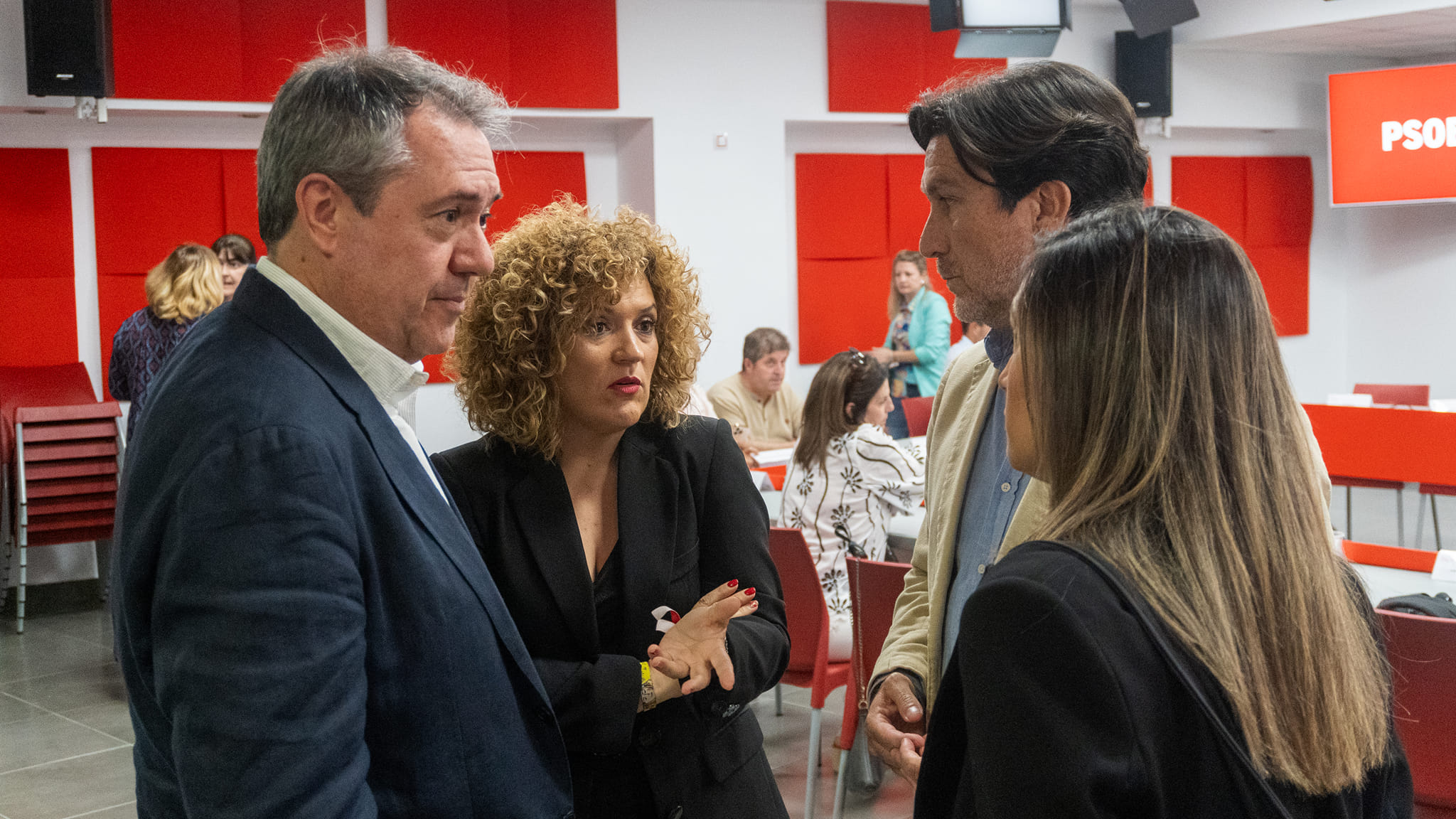 Juan Espadas habla con la Ejecutivo provincial del PSOE de Huelva -Enrique Gaviño o María Márquez-.