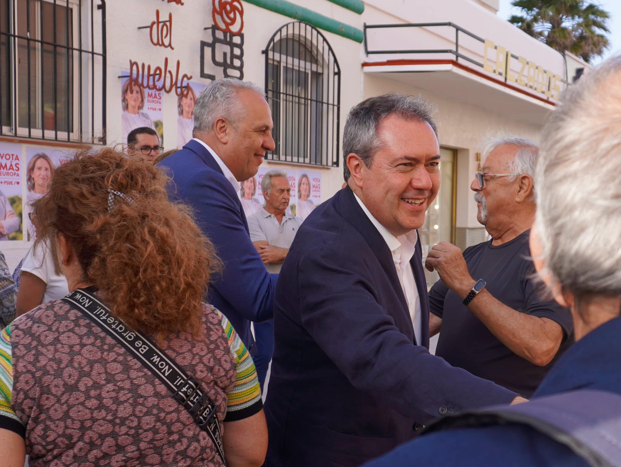 Juan Espadas saluda sonriendo durante la campaña europea