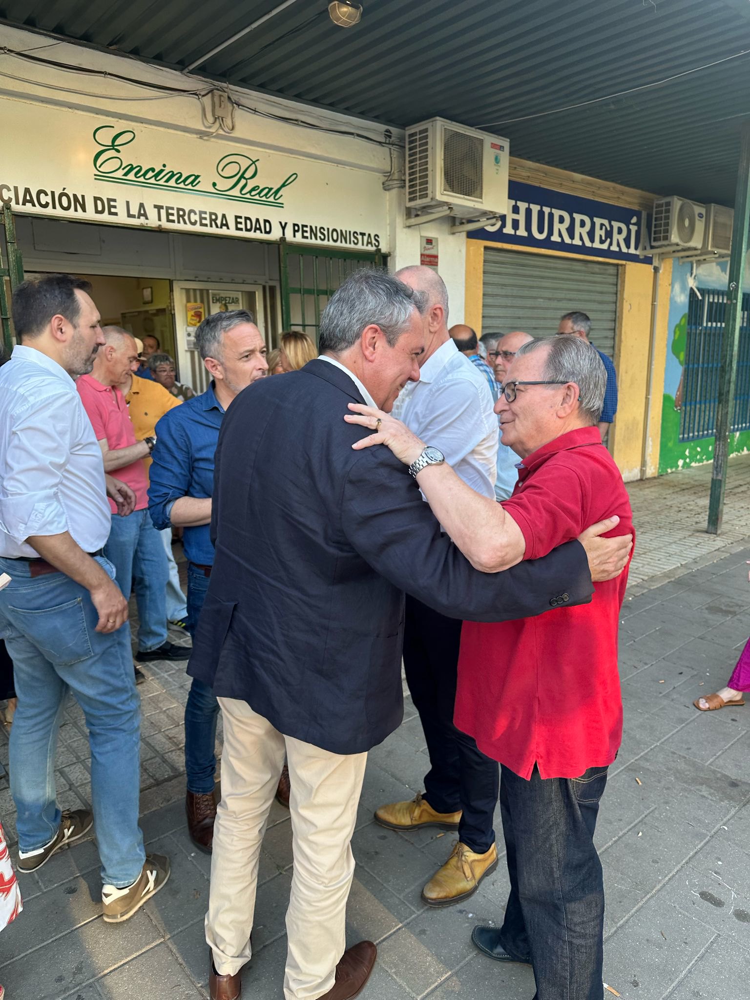 Juan Espadas, líder del PSOE-A ayer en el barrio de Alcosa (Sevilla), visitando la Asociación de Mayores Encina Real.