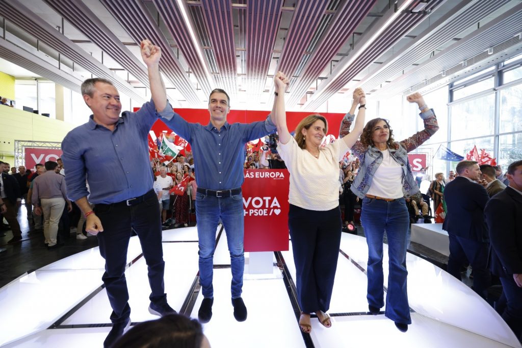 Pedro Sánchez, Teresa Ribera, María Jesús Montero y Juan Espadas en Sevilla. Acto de campaña para las europeas. 25 de mayo de 2024.