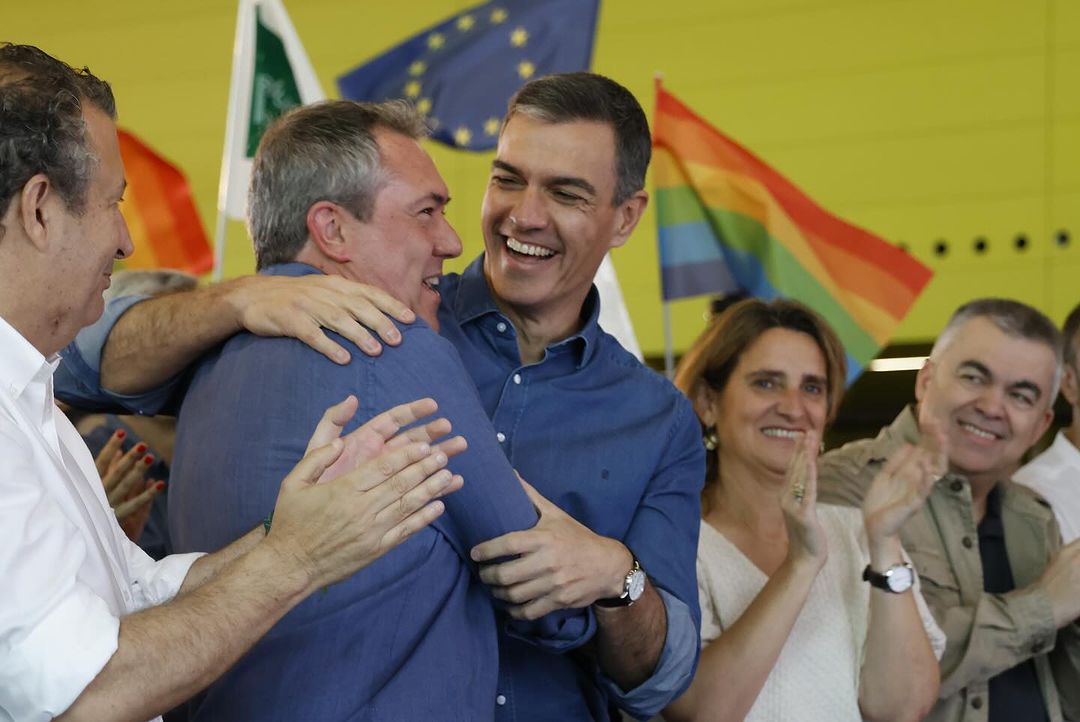 Juan Espadas, líder del PSOE de Andalucía, abrazando a Pedro Sánchez, el líder nacional de los socialistas.