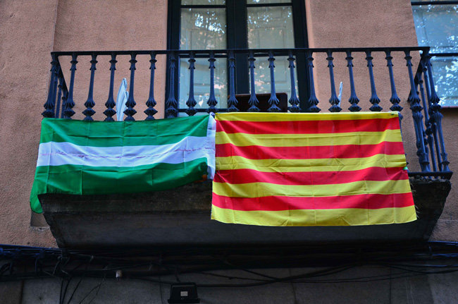 Banderas andaluza y catalana juntas