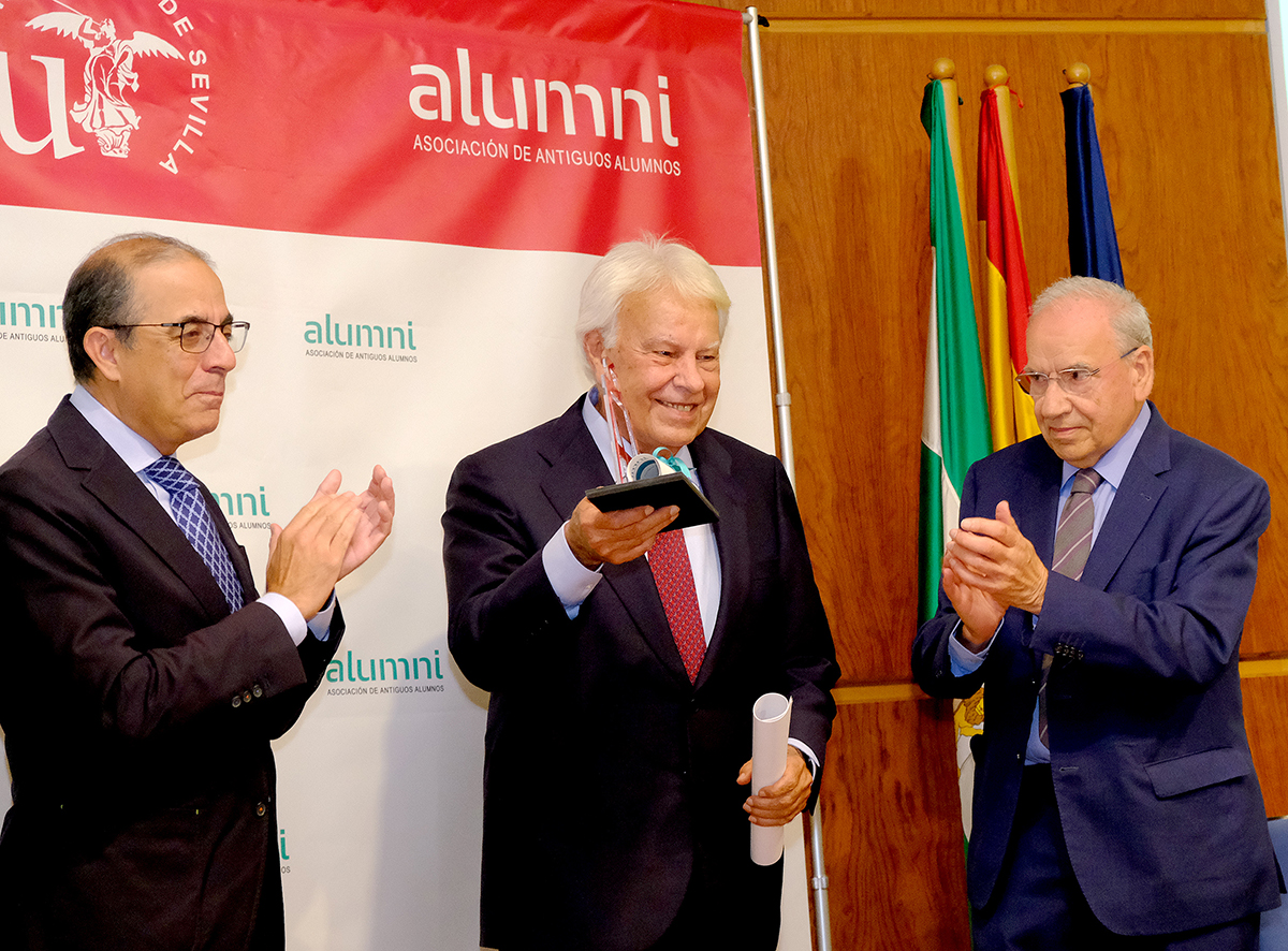 El premio 'Alumni de Honor 2024', el galardón recibido por Felipe González a manos de la Hispalense y de cuya asociación es presidente de honor Alfonso Guerra