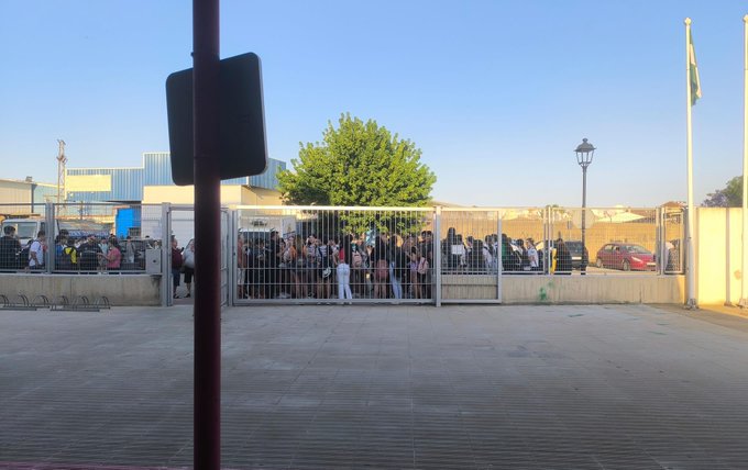 El alumnado de un colegio público de Guillena (Sevilla) se niega a entrar al centro por el insoportable calor en las aulas