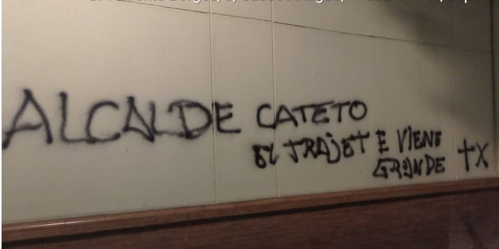 Pintadas contra alcalde de Sevilla. Fuente: ABC.