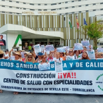 Concentración en el Hospital Universitario Virgen Macarena durante la huelga sanitaria convocada en el SAS. Foto: Marea Blanca Sevilla.